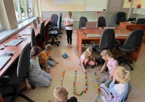 Uczniowie zbudowali tor przeszkód.