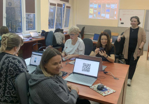 Nauczyciele uczestniczą warsztatach z wykorzystaniem komputerów zakupionych w ramach projektu.