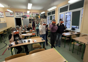 Nauczyciele uczą się posługiwać okularami VR.