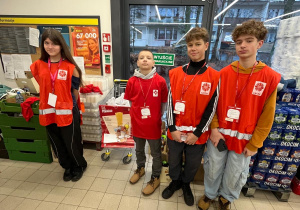 Grupa wolontariuszy z klasy 5b, 6b i 8d podczas ogólnopolskiej akcji charytatywnej w Biedronce.
