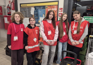 Grupa uczniów zaangażowanych w zbiórkę żywności w Biedronce.