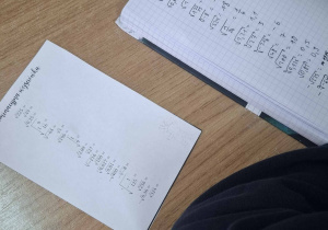 Uczniowie w ramach zajęć wspierających z matematyki ćwiczą swoją sprawność rachunkową przy wykorzystaniu wejściówek z pierwiastkowaniem.