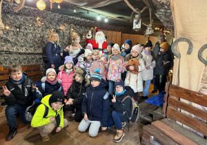 Uczniowie klasy 2d wraz z Panią Anna Łuczak podczas spotkania ze św. Mikołajem.