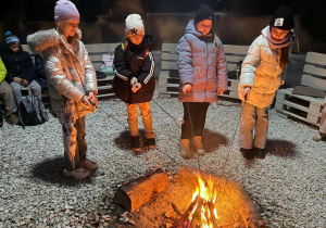 Uczniowie klasy 2d wraz z Panią Anna Łuczak podczas spotkania ze św. Mikołajem.