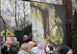 Uczniowie klasy 2b wraz z Panią Lidią Fisiak przed wejściem do Malinowego Grodu.