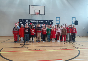 Klasa 1a podczas wykonywania pastorałki „Świeć gwiazdeczko mała świeć”