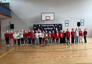 Podczas przeglądu, uczniowie klasy 2d wzruszyli wszystkich wykonaniem piosenki „Jest taki dzień”