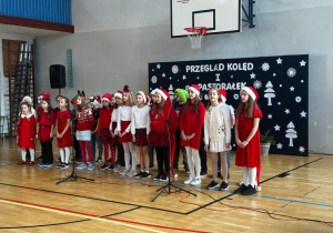 Uczniowie klasy 3a prezentujący piosenkę ….