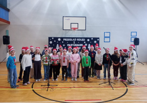 Klasa 3d wykonująca pastorałkę „Aniołek maleńki.