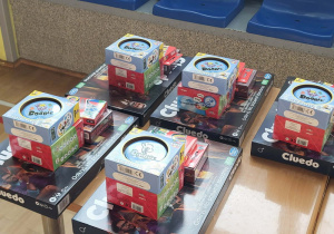 Gry, prezenty dla uczniów wszystkich klas ufundowane przez Rade Rodziców.