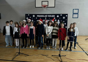 Klasa 4b śpiewa pastorałkę „Od serca do ucha”