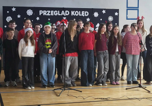 Uczniowie z klasy 6c wykonują kolędę „Dzisiaj w Betlejem”.