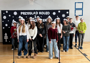 Klasa 7a prezentuje się wokalnie i tanecznie podczas przeglądu i prezentuje pastorałkę : „Świeć gwiazdeczko świeć”.