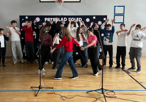 Młodzież z klasy 8b prezentuje pastorałkę – „Od serca do ucha”.