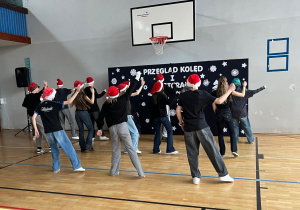 Klasa 8d tańczy i śpiewa utwór świąteczny - "All I Want for Christmas Is You".