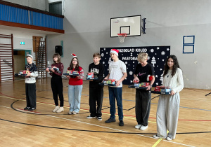 Uczestnicy z klas siódmych i ósmych otrzymują od pani dyrektor gry zakupione z funduszy Rady Rodziców.