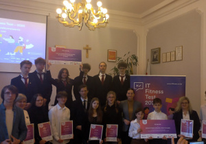 Zdjęcie grupowe nagrodzonych uczestników w projekcie IIT FITNESS TEST 2025