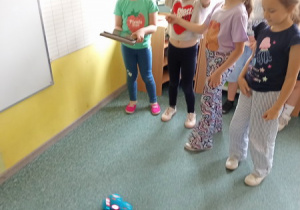 Uczniowie programują za pomocą tabletu robota Dush.