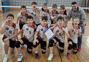 Szczęśliwi zawodnicy ze srebrnymi medalami.