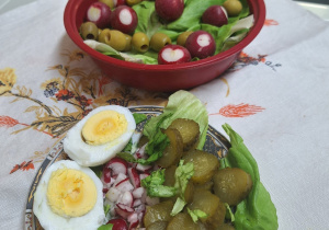 Produkty spożywcze wykorzystane podczas zdrowego śniadania w klasach czwartych podczas lekcji edukacji zdrowotnej.