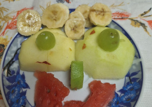 Kompozycja owocowa na talerzu wykonana przez uczniów klasy czwartej na lekcji edukacji zdrowotnej