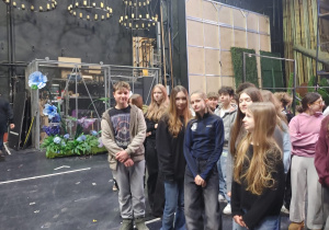 Uczniowie zwiedzają kulisy Teatru Wielkiego.