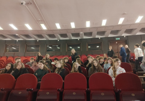 Grupa uczniów z klasy 7b siedzi na widowni Teatru Wielkiego.