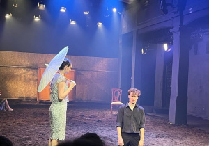 Dwoje aktorów występuje na scenie Teatru Studyjnego podczas spektaklu Pułapka.