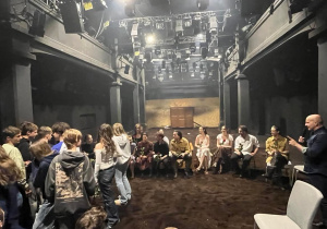 Uczniowie po spektaklu wręczają aktorom symboliczne róże.