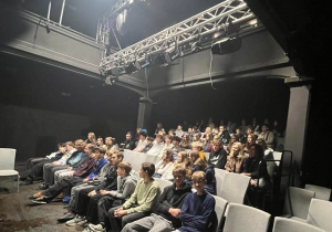 Uczniowie klas ósmych i opiekunowie siedzą na widowni Teatru Jaracza.