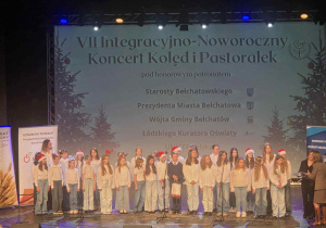 Występ chóru Szkoły Podstawowej nr 137 w Łodzi podczas Integracyjno-Noworocznego Koncertu Kolęd i Pastorałek w Bełchatowie.
