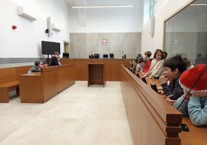 Uczniowie oglądają salę rozpraw Wydziału Karnego Sądu Apelacyjnego.