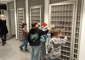 Uczniowie mieli możliwość zobaczenia aresztu.