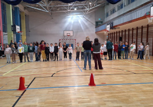 Uczniowie klasy 2a i 2e wraz z wychowawczyniami czekają na rozpoczęcie konkurencji sportowych.