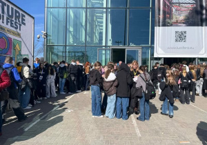 Uczniowie gromadzą się pod halą EXPO, by uczestniczyć w festiwalu Future Up! FEST.