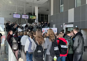 Uczestnicy w drodze do hali głównej EXPO na wydarzenie festiwalowe.