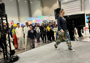 Pokaz mody przygotowanej przez uczniów z Zespołu Szkół Przemysłu Mody.