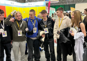 Grupa uczniów z klasy ósmej podczas festiwalu Future Up!Fest.