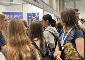 Uczennice z klasy ósmej w trakcie zdobywania informacji o III Liceum Ogólnokształcącym w Łodzi.