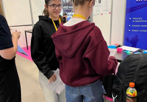 Uczennice z klasy siódmej zapoznają się z ofertą Uniwersytetu Medycznego w Łodzi.