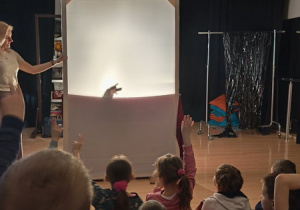 Dzieci oglądają teatr cieni.