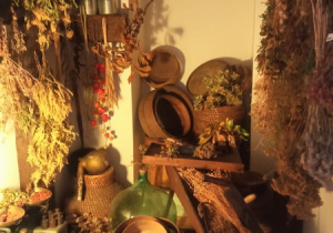 Mis, sita i pęki różnego rodzaju ziół, które kiedyś służyły do leczenia.