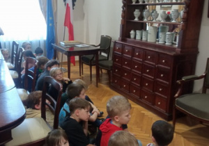 Uczniowie oglądają starą aptekę