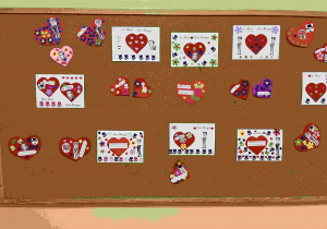 Tablica szkolna wypełniona pracami plastycznymi wykonanymi przez uczniów klas młodszych z okazji marcowych świąt.