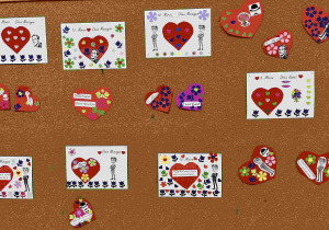 Kartki z życzeniami przygotowane przez uczniów z klas edukacji wczesnoszkolnej.