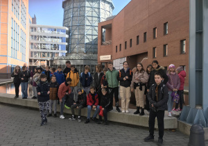 Zdjęcie grupowe klasy 5c przed Centrum Nauki i Techniki EC1