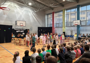 Dzieci z klasy 3a,3b i 3c wykonują piosenkę podczas przedstawiania dla przyszłych pierwszoklasistów.