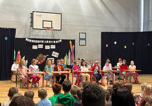 Dzieci z klasy 3a,3b i 3c podczas przedstawiania dla przyszłych pierwszoklasistów.