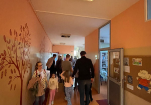 Rodzice z dziećmi zwiedzają szkołę