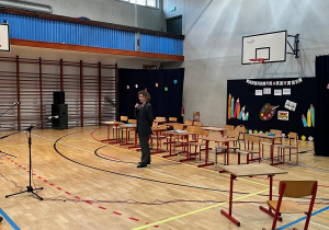 Pani dyrektor Joanna Mrowińska – Wange przemawia do przybyłych gości.